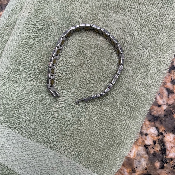 Pretty bracelet-no flaws easy clasp - Picture 2 of 3